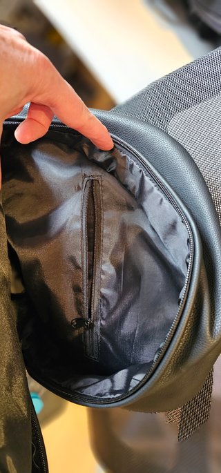 Mochila Negra Simil Cuero