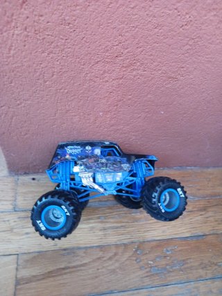 2 Monster Jam 1:24 9.95 euros cada uno