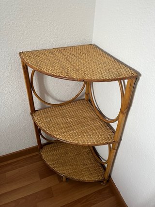 Mueble / estantería de esquina.