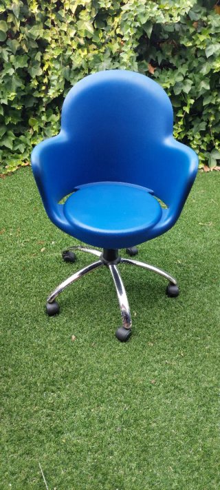 Juego de 3 sillas de diseño azul y cromado