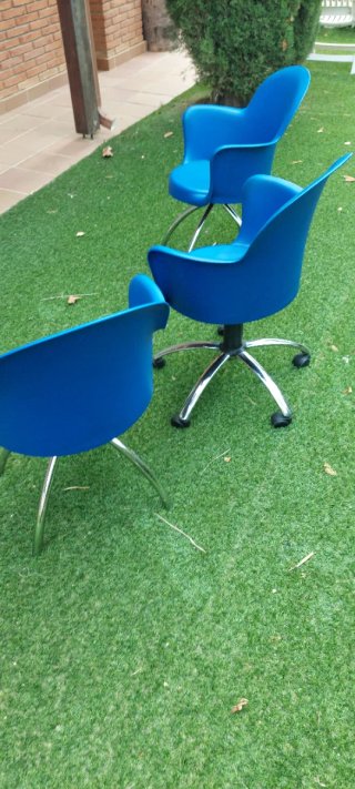 Juego de 3 sillas de diseño azul y cromado
