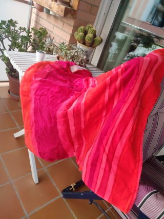 Toalla playa y bolso de terciopelo rojo. Trobador
