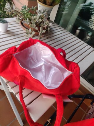 Toalla playa y bolso de terciopelo rojo. Trobador
