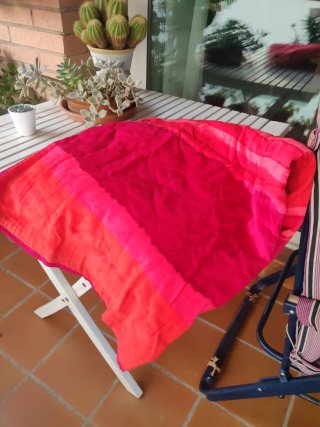 Toalla playa y bolso de terciopelo rojo. Trobador