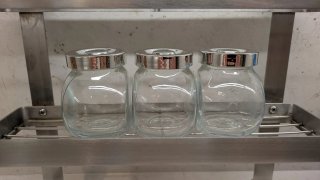 Especiero Ikea Grundtal con 3 botes de cristal