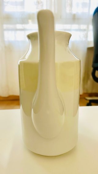 Tetera de porcelana blanca con detalles