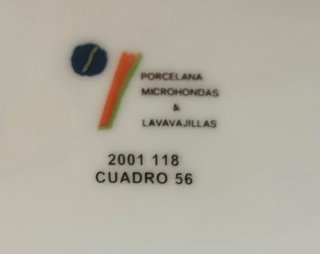 Tetera de porcelana blanca con detalles