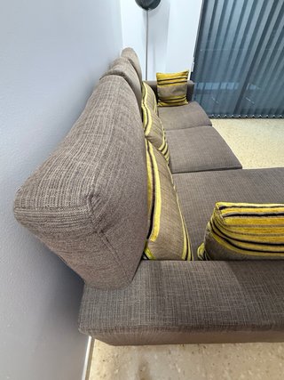 Sofá chaise longue marrón y verde