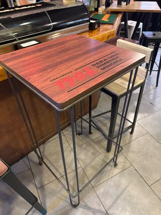 Mesa alta bar Estrella Galicia madera metal