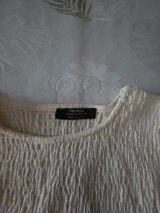 Conjunto Blusa Beige y Falda Negra Cuero