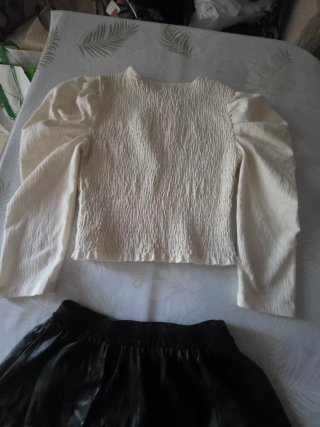 Conjunto Blusa Beige y Falda Negra Cuero
