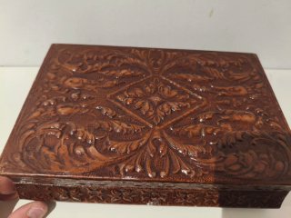 Caja de cuero repujado para puros