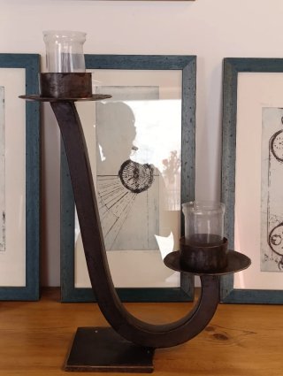 Impresionante candelabro de forja.