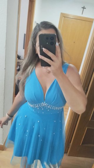 Vestido elegante azul con perlas