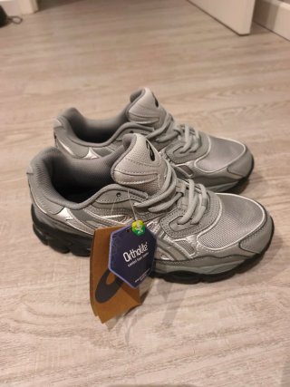 Zapatillas Asics grises y plateadas