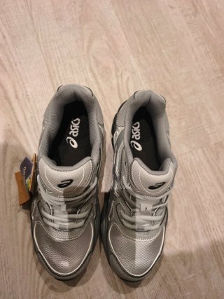 Zapatillas Asics grises y plateadas