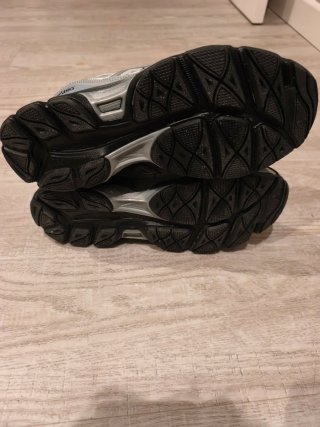 Zapatillas Asics grises y plateadas