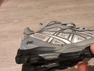 Zapatillas Asics grises y plateadas