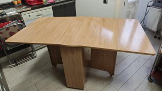Mesa de madera con ruedas y sillas plegables
