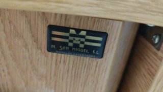 Mesa de madera con ruedas y sillas plegables