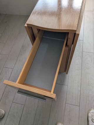 Mesa de madera con ruedas y sillas plegables