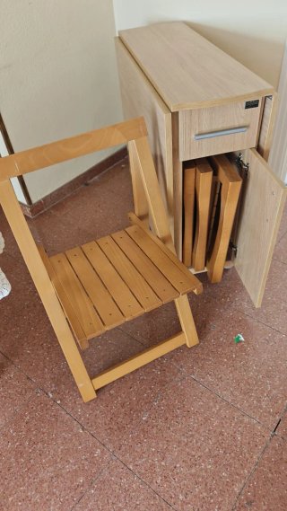 Mesa de madera con ruedas y sillas plegables