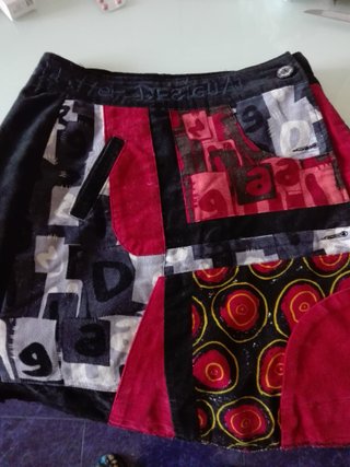 Falda Desigual Negra con Bordado