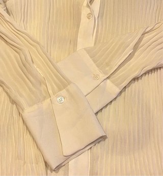 Blusa plisada beige claro manga larga
