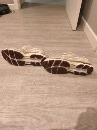 Zapatillas Asics Beige y Blancas