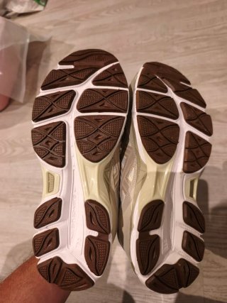 Zapatillas Asics Beige y Blancas