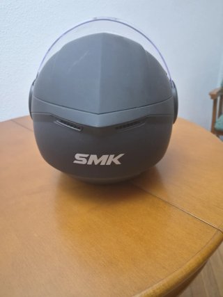 Casco de moto negro con visera