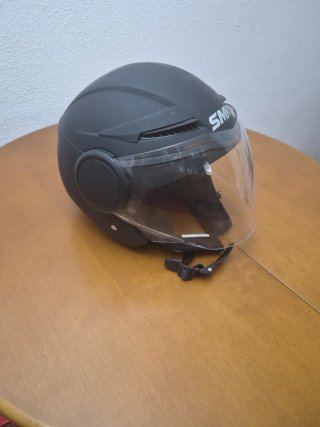Casco de moto negro con visera