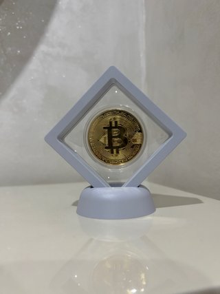 Moneda Bitcoin Dorada con Soporte