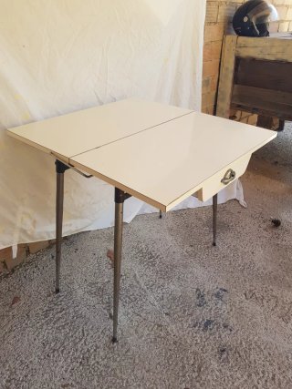 Tavolo da cucina vintage beige e metallo