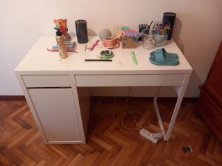 Mesa de estudio blanca y azul