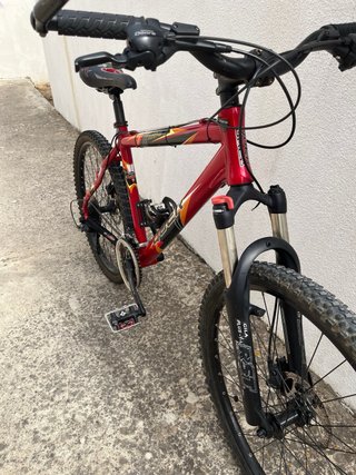Bicicleta de montaña roja