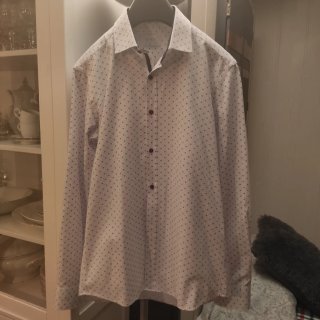 Traje completo pantalón y americana, camisa.