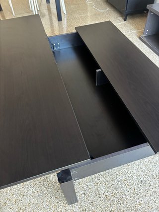 Mesa centro elevable negra con almacenaje.