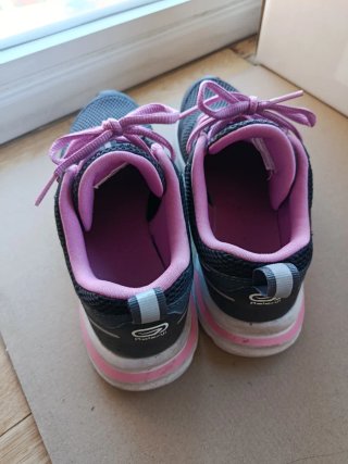 Zapatillas deportivas grises y rosas