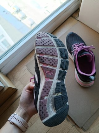 Zapatillas deportivas grises y rosas