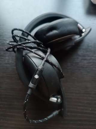 Cascos de música negros y blancos