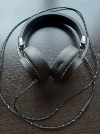 Cascos de música negros y blancos