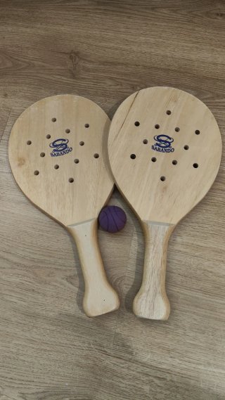 Palas de playa de madera con pelota