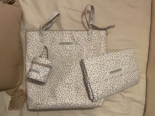 Bolso, cambiador y chupetero floral