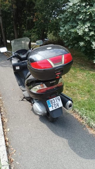 Suzuki Burgman Maxi Scooter Negra