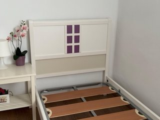 2 Camas Individuales Blancas con Detalles Morados