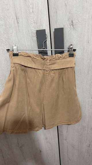 Pantalón corto beige con cinturón