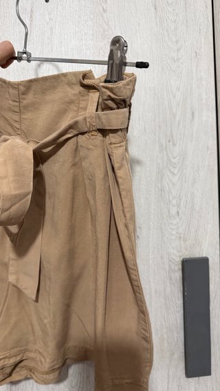 Pantalón corto beige con cinturón