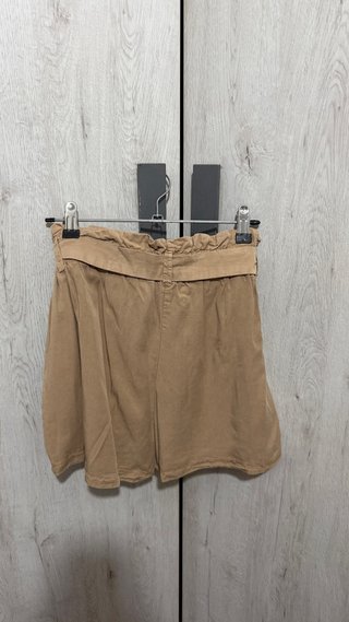 Pantalón corto beige con cinturón