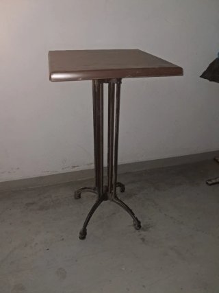 Mesa alta de hierro y madera